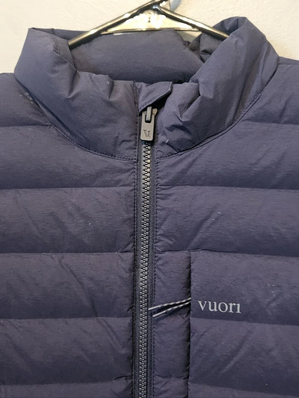 Vuori Steadfast Insulated Full Zip puffer Vest Size Medium M Blue Stained